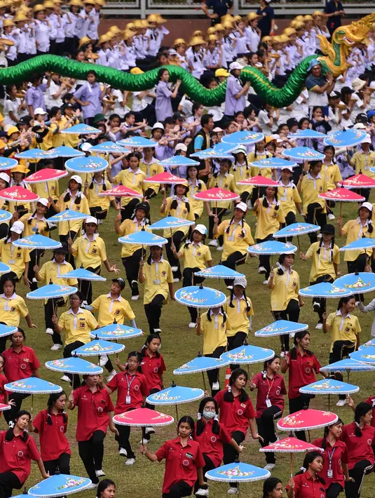 Ratusan pelajar mengikuti gladi resik di halaman sekolah di Bangkok, Thailand (13/11/2019). Gladi resik diadakan sebagai persiapan untuk kunjungan Paus Fransiskus yang  akan berada di Thailand pada 20-23 November 2019. (AFP Photo/Chalinee Thirasupa)