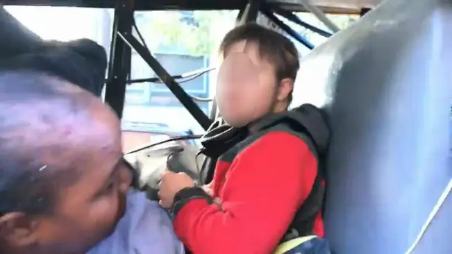 Ada dua anak dan seorang dewasa yang menjadi penumpang bus saat tersangka teroris sengaja menabrak kendaraan mereka. (Sumber Sebastian Sobczak)