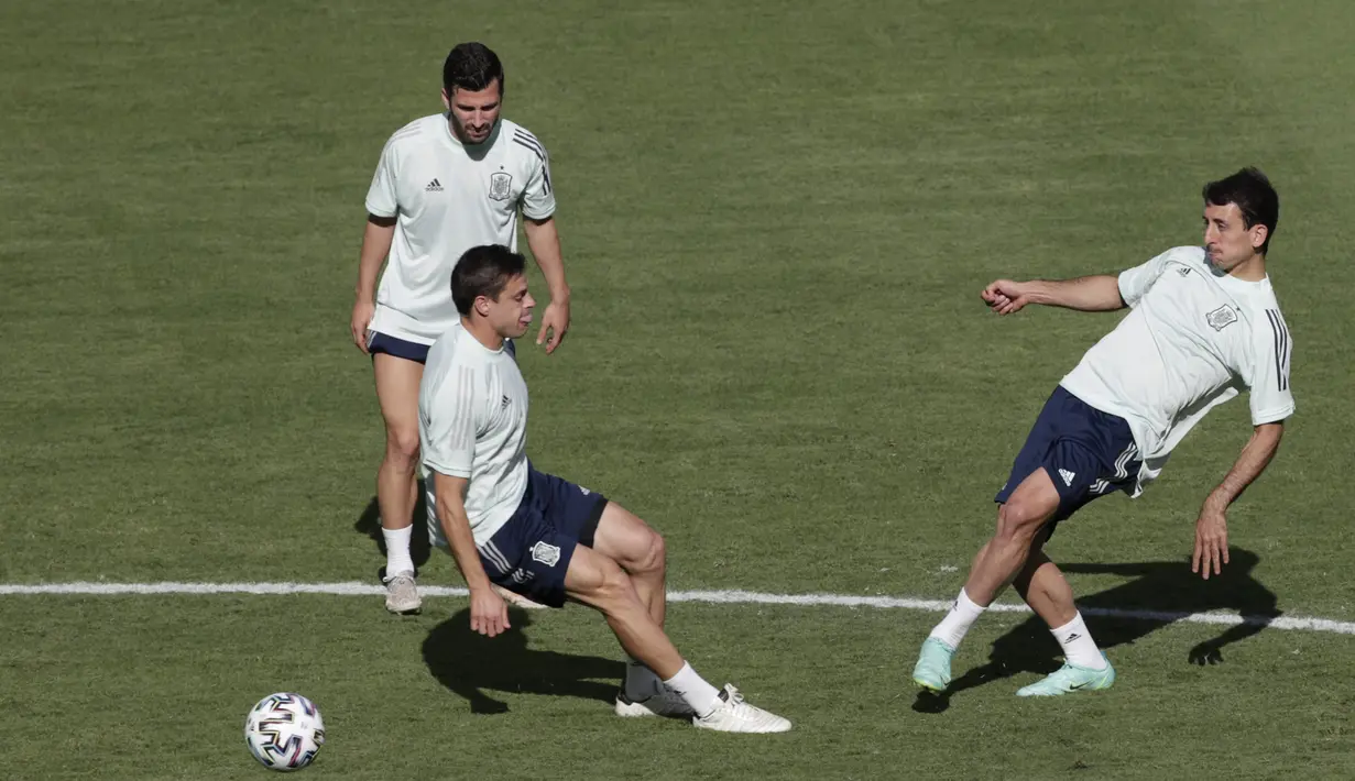 Para pemain Spanyol memainkan bola saat sesi latihan di Stadion La Cartuja, Seville, Spanyol, Minggu (13/6/2021). Spanyol akan bermain melawan Swedia dalam Grup E Euro 2020 pada 13 Juni 2021 waktu setempat. (Julio Munoz/Pool via AP)