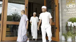 Pemain Timnas Indonesia, Rizky Pora dan Hansamu Yama, saat akan Salat Jumat di Masjid Islamic Center Valdesam, Thailand, Jumat, (16/11). Indonesia akan melawan Thailand pada laga Piala AFF 2018. (Bola.com/M. Iqbal Ichsan)