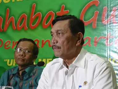 Menko Polhukam Luhut Panjaitan (kanan) memberikan kepada wartawan saat Buka Puasa Sahabat Gus Dur, Jakarta, Rabu (22/6). Luhut akan mengupayakan agar pemberian gelar pahlawan untuk Gus Dur dapat dilakukan dalam tahun ini.(Liputan6.com/Faizal Fanani)