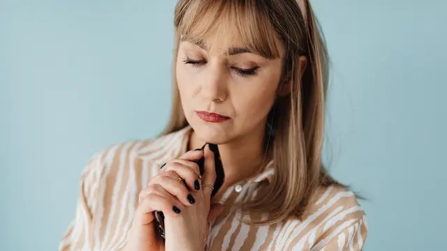 Menaruh Ponsel di Tempat Sempit