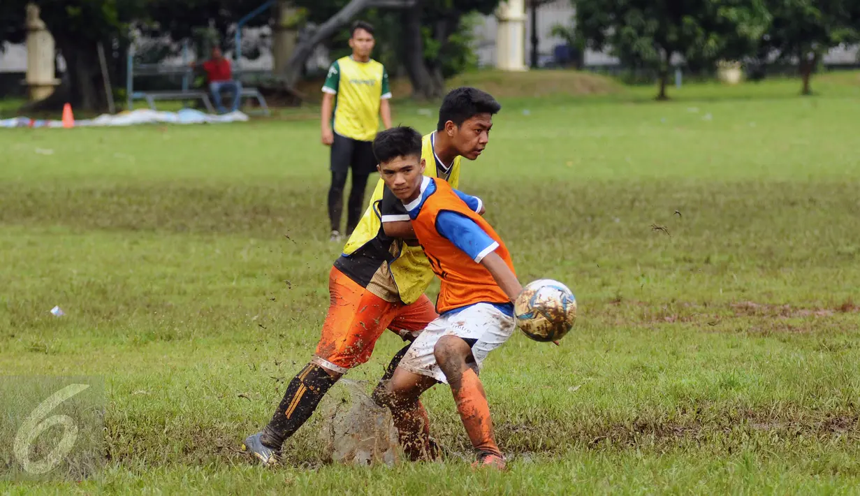 Pesepakbola dari SSB se Jakarta berebut bola saat mengikuti seleksi masuk Timnas Indonesia U-19 di Lapangan Wisma Aldiron, Jakarta, Kamis (23/2). Seleksi langsung dilakukan pelatih Timnas Indonesia U-19, Indra Sjafri. (Liputan6.com/Helmi Fithriansyah)