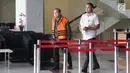 Tersangka Direktur PT Moderna Teknik Perkasa, Susilo Prabowo (kiri) usai diperiksa di Gedung KPK, Jakarta, Kamis (2/8). Susilo diperiksa terkait dugaan suap proyek infrastruktur di Kabupaten Tulungagung dan Kota Blitar. (Liputan6.com/Herman Zakharia)