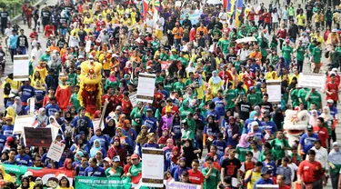 Ribuan orang berlongmarch dari Bundaran HI menuju kawasan Patung Kuda, Jakarta, Minggu (16/11/2014). (Liputan6.com/Faizal Fanani)