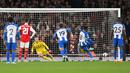 Tujuh menit kemudian Brighton mampu menyamakan kedudukan 1-1 lewat eksekusi penalti Danny Welbeck. Penalti diberikan wasit usai Danny Welbeck dijatuhkan kiper Arsenal, Karl Jacob Hein di dalam kotak penalti. Skor 1-1 bertahan hingga 45 menit pertama usai. (AFP/Glyn Kirk)