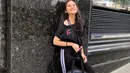 Gaya Tissa Biani dengan menggunakan busana berwarna hitam dan detail berwarna ungu ini pun bisa ditiru. Bahkan, tas yang tengah dikenakan oleh aktris satu ini pun membuat penampilannya terlihat menggemaskan. (Liputan6.com/IG/tissabiani)