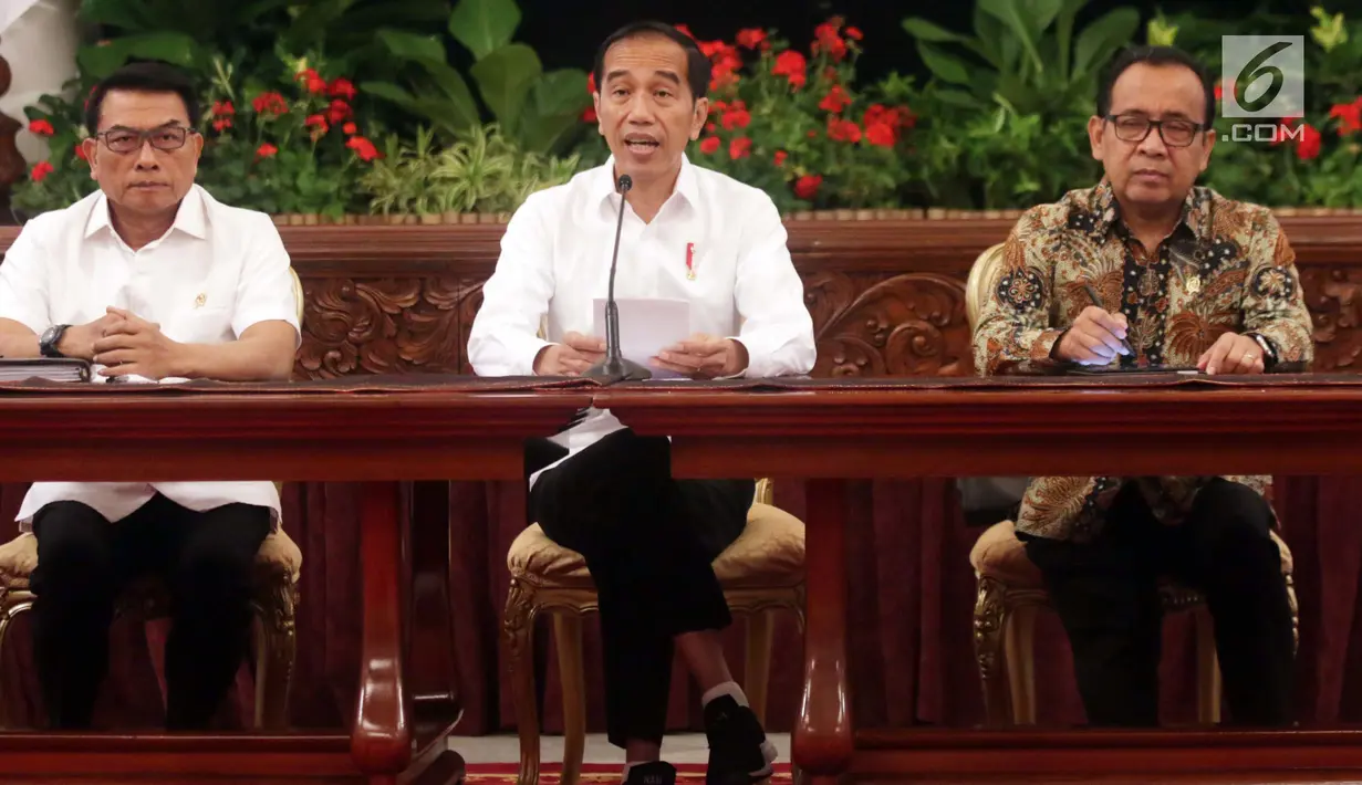 Presiden Joko Widodo didampingi Kepala Staf Kepresiden Moeldoko dan Mensesneg Pratikno menyampaikan keterangan terkait revisi UU KPK di Istana Negara, Jakarta, Jumat (13/9/2019). Jokowi menyatakan mendukung sejumlah poin dalam draf revisi UU KPK. (Liputan6.com/HO/Kurniawan)