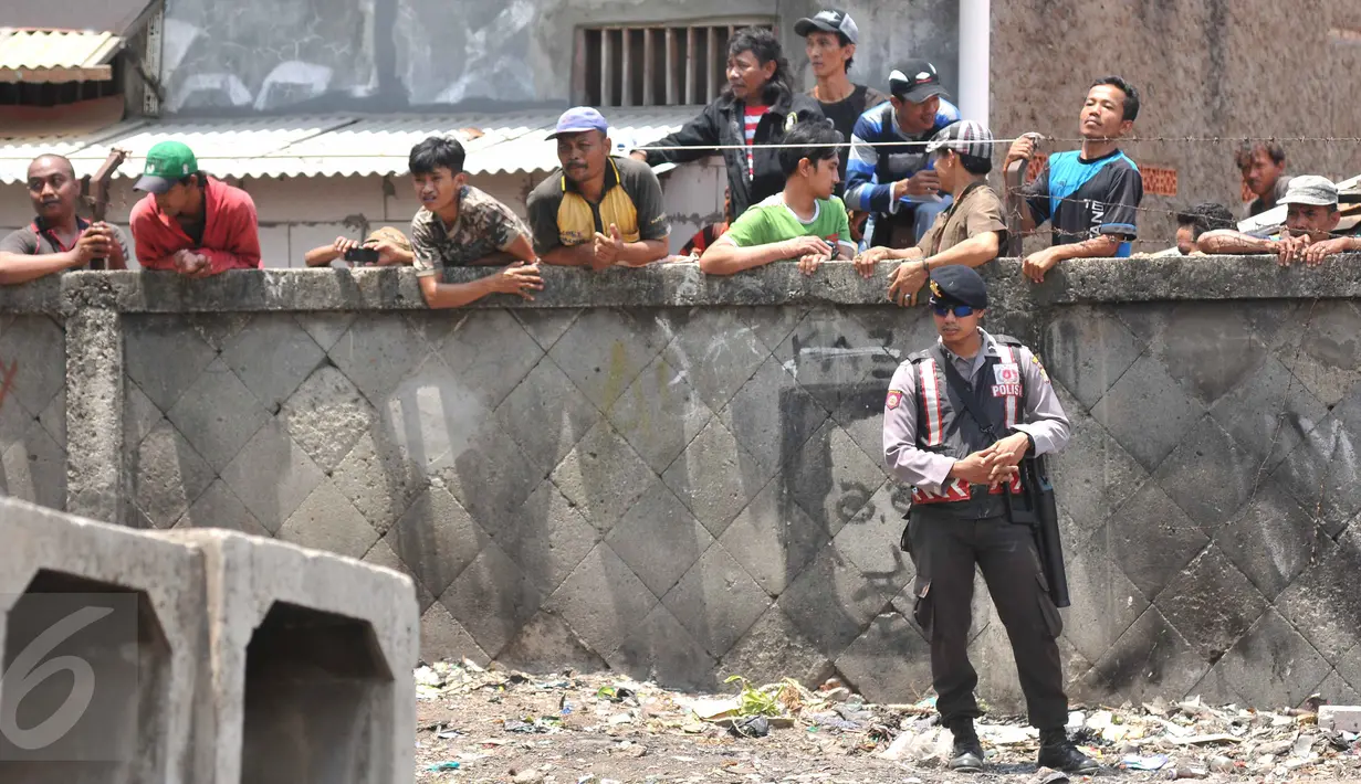 Sejumlah warga melihat reka ulang pembunuhan bocah dalam kardus, Jakarta, Selasa (20/10/2015). Proses rekonstruksi dengan tersangka Agus Dermawan menjadi tontonan warga. (Liputan6.com/Gempur M Surya)