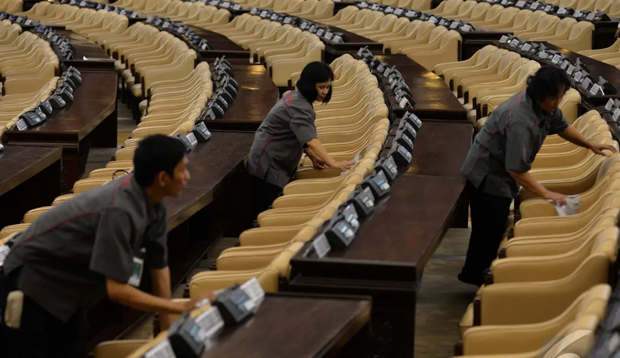 Petugas kebersihan ini dengan telaten membersihkan tiap sudut dari kursi para anggota dewan, Jakarta, Jumat (17/10/2014) (Liputan6.com/Andrian M Tunay) 