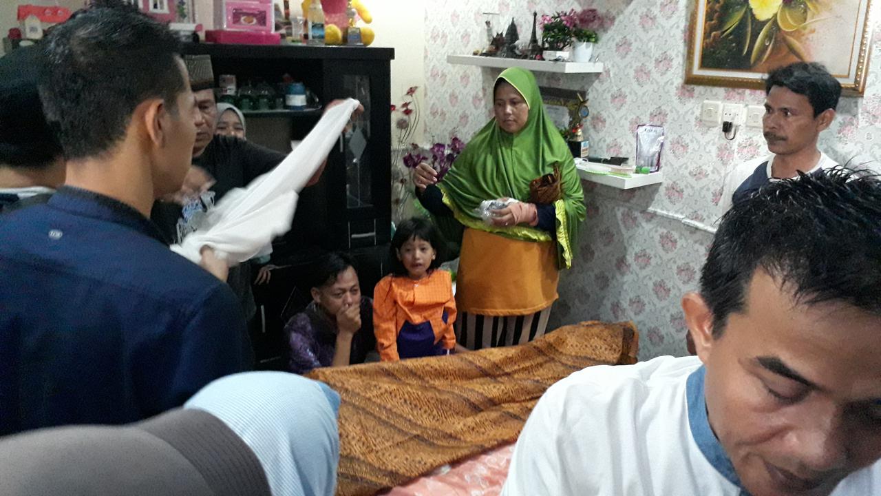 Kayla dan ayahnya, menatap jenazah sang bunda yang menjadi korban kecelakaan maut Karawaci.