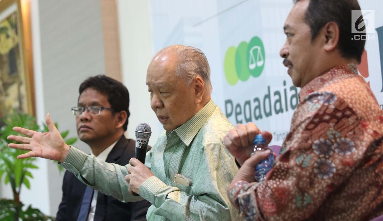 Founder Pusat Data Bisnis Indonesia (PDBI) Christianto Wibisono memberi pemaparan saat diskusi di Jakarta, Rabu (19/7). Menurut Christianto untuk menguatkan peran BUMN dalam pertumbuhan ekonomi melalui pendekatan konglomerasi. (Liputan6.com/Angga Yuniar)