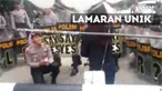 Polisi ini ingin melamar pacarnya dengan cara berbeda. Ia mengerahkan teman-temannya sesama polisi anti huru hara untuk melamar sang pacar