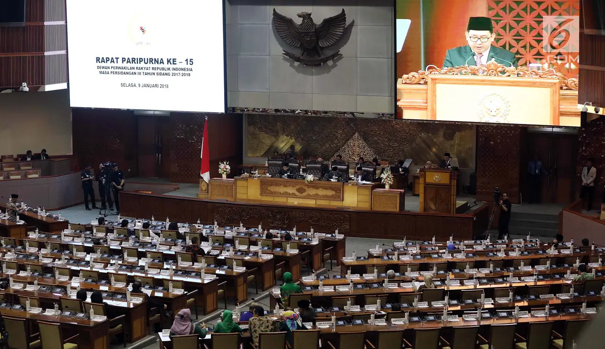 Plt Ketua DPR Fadli Zon memimpin Rapat Paripurna ke-15 di Senayan, Jakarta, Selasa (9/1). Fadli menggantikan Setya Novanto yang didakwa terlibat kasus korupsi e-KTP. (Liputan6.com/Johan Tallo)