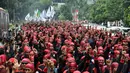  Massa buruh tampak mengacungkan 1 jari yang ditujukan sebagai dukungan terhadap pasangan Prabowo-Hatta Radjasa (Liputan6.com/Miftahul Hayat)