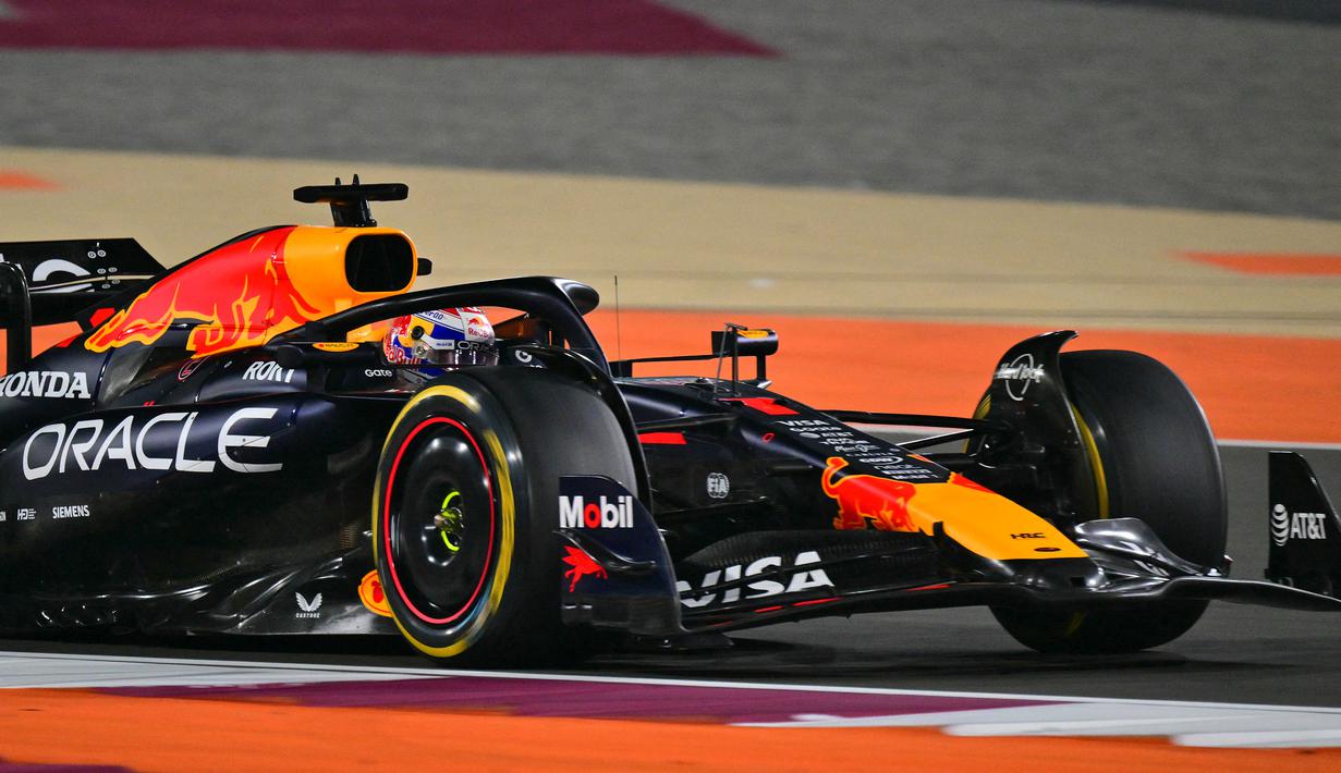 Pembalap Red Bull Racing, Max Verstappen memacu mobilnya dalam ajang balap Formula 1 GP Qatar 2025 di Sirkuit Lusail, Lusail, Qatar, Minggu (30/11/2025) waktu setempat. (AFP/Andrej Isakovic)
