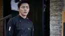 Meskipun baru pertama kali memerankan chef dalam drama Oh My Ghost, akan tetapi Jo Jung Suk tetapi terlihat memesona. (Foto: soompi.com)