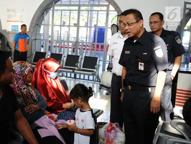 Dirut PT KAI, Edi Sukmoro (tengah) melintasi peron saat meninjau kesiapan jelang arus mudik Lebaran 2017 di Stasiun Senen, Jakarta, Jumat (9/6). Edi juga mengecek kesiapan jajaran petugas serta fasilitas layanan. (Liputan6.com/Helmi Fithriansyah) 