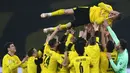 Bek Borussia Dortmund, Lukasz Piszczek dilemparkan rekan-rekannya ke udara usai berakhirnya laga final DFB Pokal 2020/2021 melawan RB Leipzig di Olympiastadion, Berlin, Kamis (13/5/2021). Dortmund menang 4-1 atas Leipzig dan menjadi juara. (AFP/Annegret Hilse/Pool)