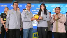 Tim putri Jakarta Electric PLN resmi melakukan launching tim, jersey dan logo baru untuk mengarungi ajang PLN Mbile Proliga 2024 di Kantor Pusat PLN, Jakarta, Selasa (23/4/2024). Hadir dalam acara tersebut, seluruh skuad termasuk kapten tim, Yolla Yuliana beserta jajaran petinggi PLN, termasuk Dirut PLN, Darmawan Prasodjo. Yolla Yuliana sebelumnya pernah berseragam Jakarta Electric PLN selama 4 musim, 2010, 2015, 2016 dan 2017, bahkan pernah dua kali menjadi juara pada 2015 dan 2016. (Bola.com/M Iqbal Ichsan)