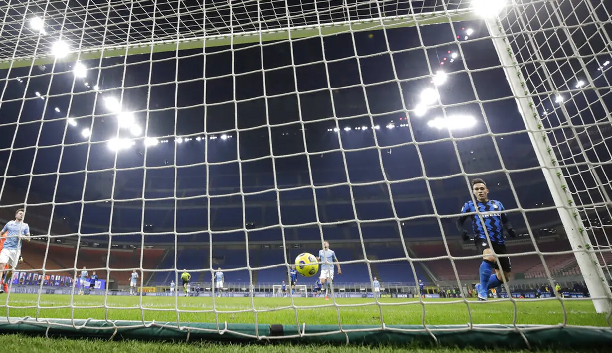 Pemain Inter Milan Lautaro Martinez mencetak gol ke gawang Lazio pada pertandingan Liga Italia di Stadion San Siro, Milan, Italia, Minggu (14/2/2021). Inter Milan akhirnya menggusur AC Milan dari puncak klasemen Liga Italia usai mengalahkan Lazio 3-1. (AP Photo/Luca Bruno)