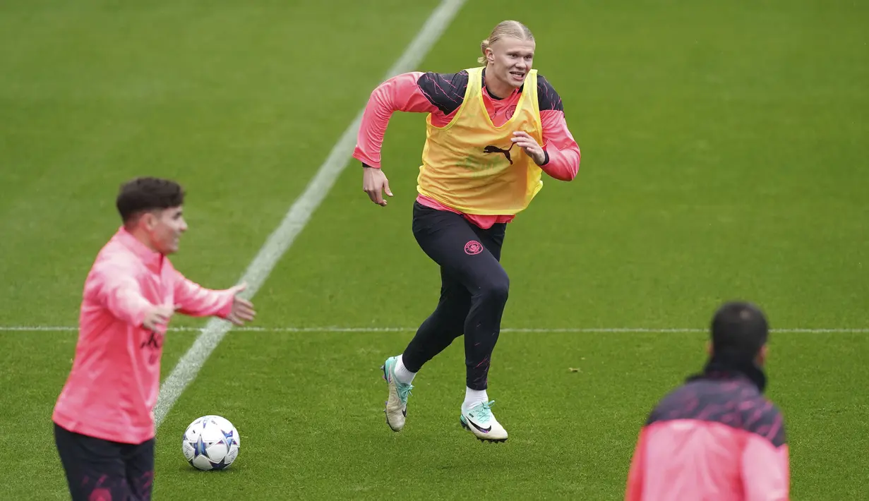Penyerang Manchester City Erling Haaland berlari saat sesi latihan menjelang lanjutan Liga Champions, di City Football Academy, Manchester, Senin 6 November 2023. (Martin Rickett/PA via AP)