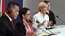 Menlu Australia Julie Bishop (kedua kanan) memberi keterangan usai mengadakan pertemuan di Sydney (16/3). Pertemuan tersebut membahas dinamika Indo - Pasific, kontra-terorisme, keamanan siber manusia dan keamanan maritim. (AFP Photo/Pool/William West)