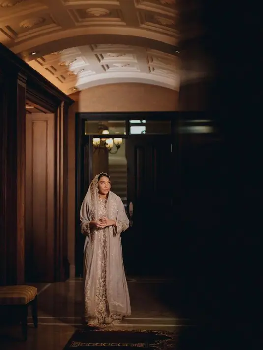 Putri Tanjung terlihat cantik memesona kenakan abaya panjang berbahan lace. Abaya ini terlihat mewah berkat detail payet yang meriah. (Instagram/morden.co)