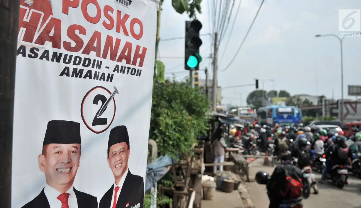Poster kampanye pasangan Cagub dan Cawagub Jawa Barat TB Hasanuddin-Anton Charliyan terpampang di pinggir jalan kota Bekasi, Minggu (24/6). (Merdeka.com/Iqbal Nugroho)