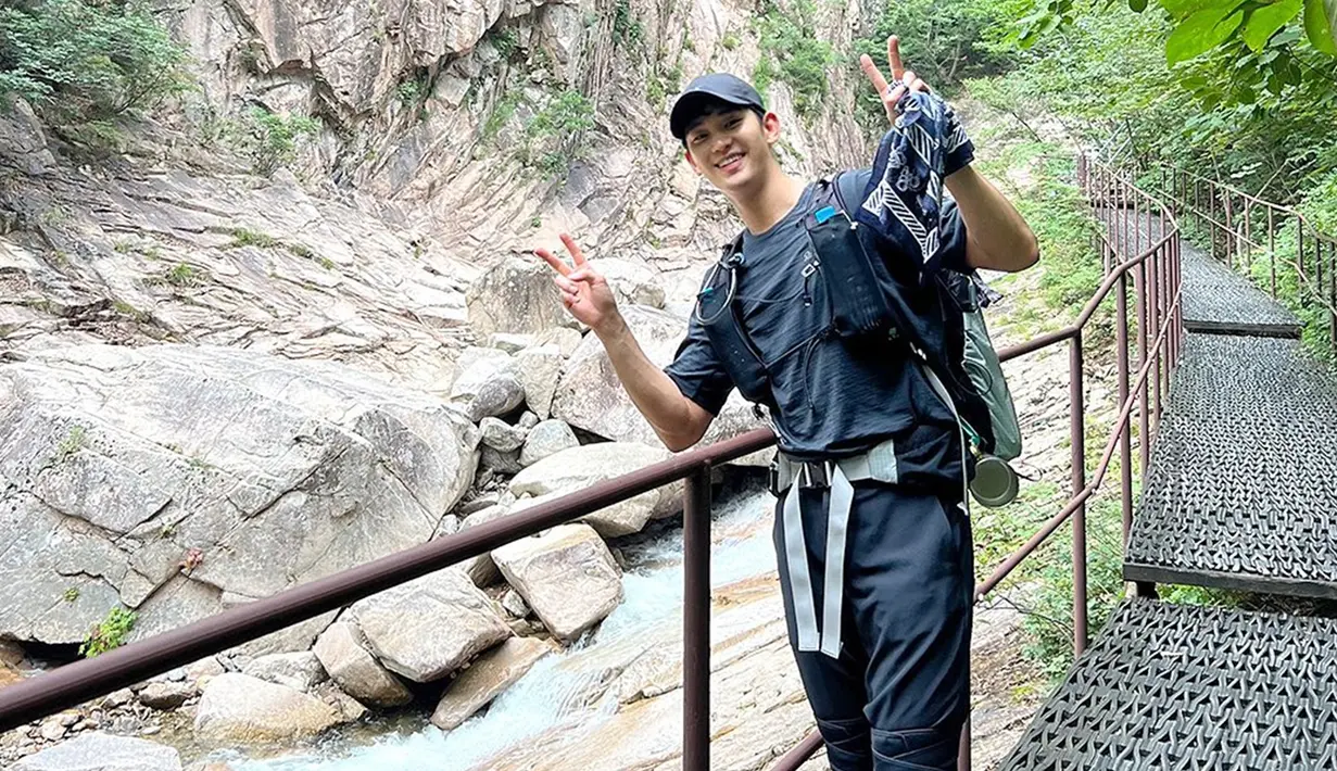 Disela kesibukannya, Kim Soo Hyun selalu menyempatkan diri untuk melakukan hobinya. Selain gemar traveling dan memotret objek indah yang ditemuinya, pria 34 tahun ini juga kerap membagikan aktivitas gaya hidup sehatnya, yakni berolahraga. Di antaranya dengan bersepeda dan hiking. (Liputan6.com/IG/@soohyun_k216)