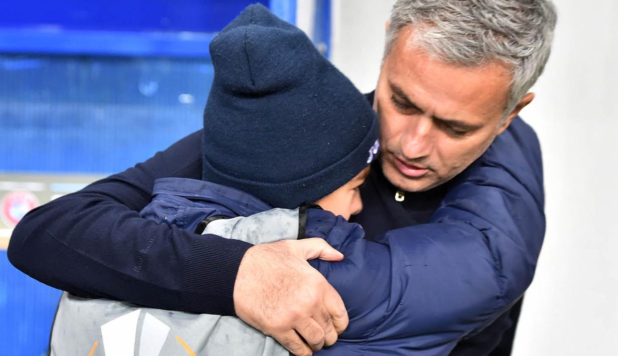 Tak hanya berbincang dengan Jose Mourinho, sang anak juga tampak dengan senang memeluk idolanya tersebut. (AFP/Sergei Supinsky) 