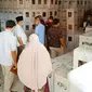 KPU Indragiri Hulu membuka kotak suara sebagai bukti sengketa pilkada di Mahkamah Agung. (Liputan6.com/M Syukur)