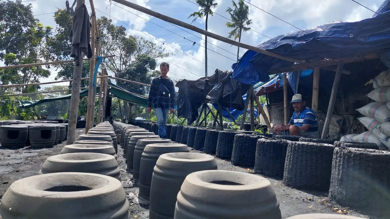Perajin tungku kebanjiran pesanan seiring langkanya gas elpiji 3 kilogram di pasaran Banyuwangi. (Hermawan Arifianto/Liputan6.com)