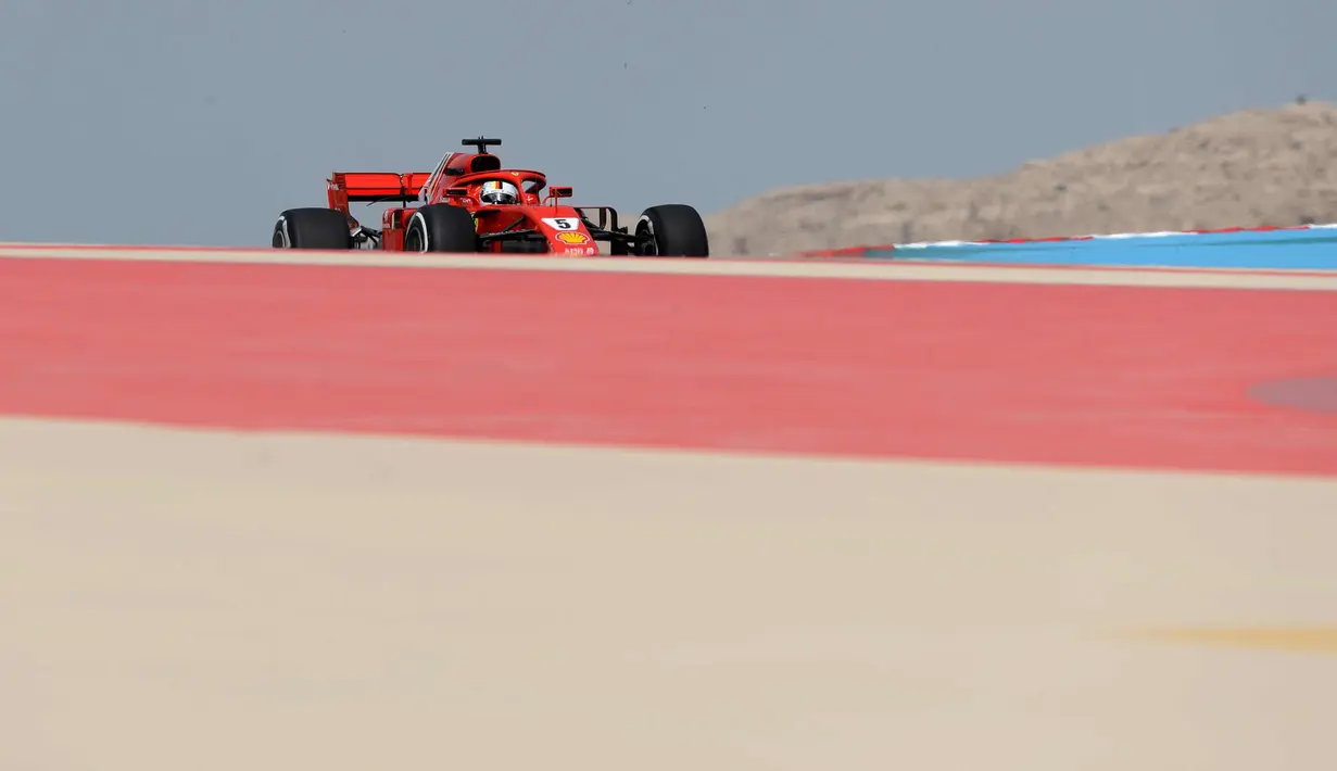 Pembalap Ferrari Sebastian Vettel dari Jerman mengemudikan mobilnya selama latihan bebas pertama di Sirkuit Internasional Bahrain Formula Satu di Sakhir, Bahrain, (6/4). F1 GP Bahrain akan berlangsung pada hari Minggu. (AP Photo/Luca Bruno)