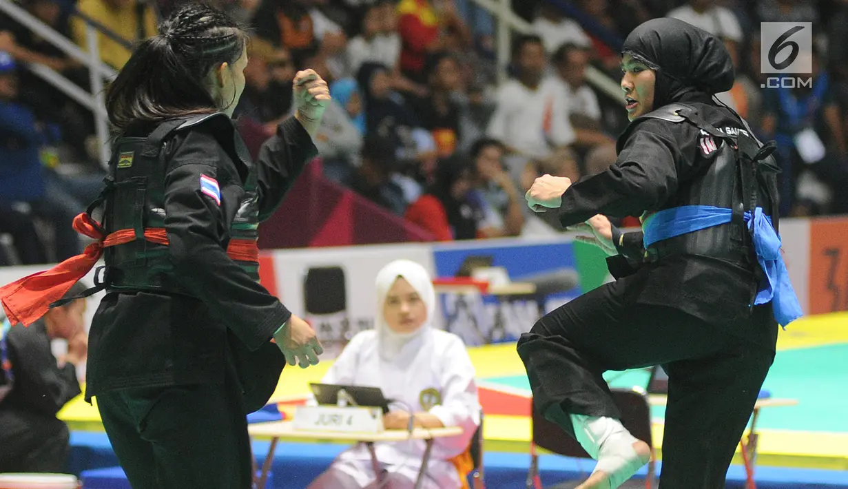 Pesilat Indonesia Pipiet Kamelia saat bertanding melawan A Janejira dari Thailand pada semifinal kelas D 60kg-65kg putri Asian Games 2018 di Padepokan Pencak Silat, TMII, Jakarta, Minggu (26/8). Pipet menang dan melaju ke final. (Merdeka.com/Arie Basuki)