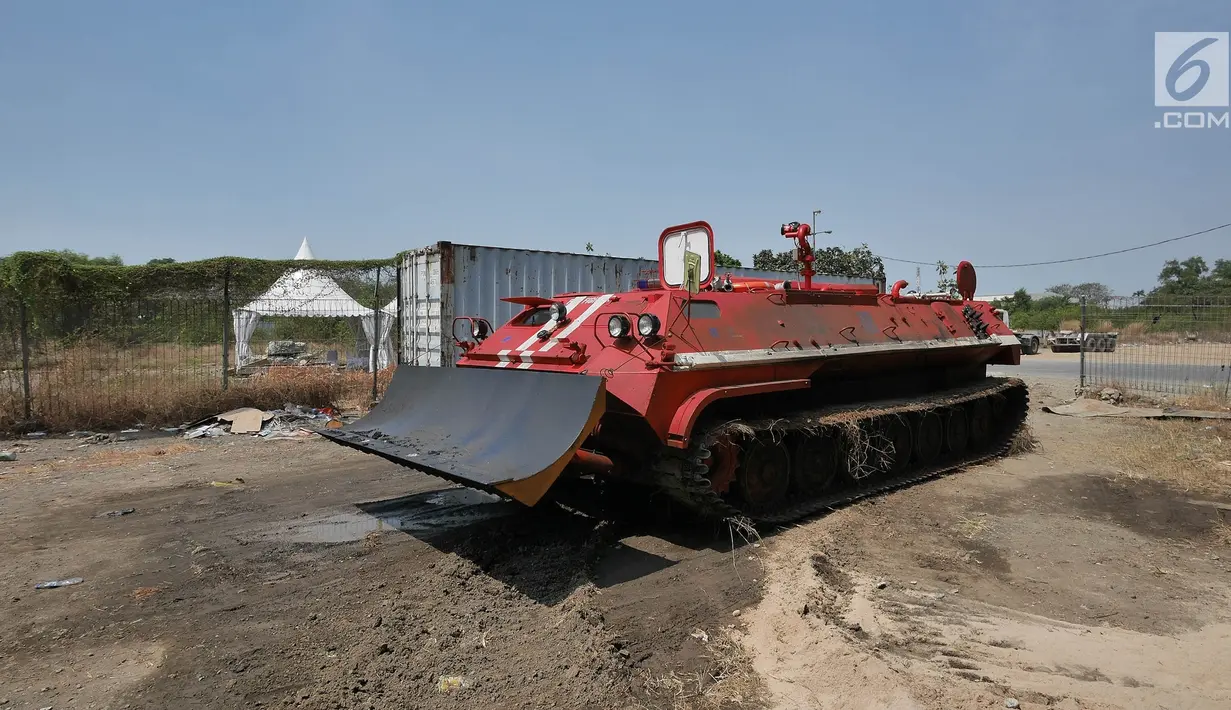 Penampakan Tank MT-LBu-GPM-10 saat diuji coba di kawasan Cakung, Jakarta, Rabu (24/7/2019). Tank MT-LBu-GPM-10 merupakan kendaraan lapis baja amfibi. (Liputan6.com/Herman Zakharia)