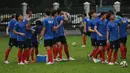 Sejumlah pemain timnas Korea Selatan U-23 beristirahat sambil meminum air di sela sela latihan pedana jelang laga  kualifikasi Grup H Piala Asia 2016 di Lapangan C Senayan, Jakarta, (21/3/2015). (Liputan6.com/Helmi Fithriansyah)