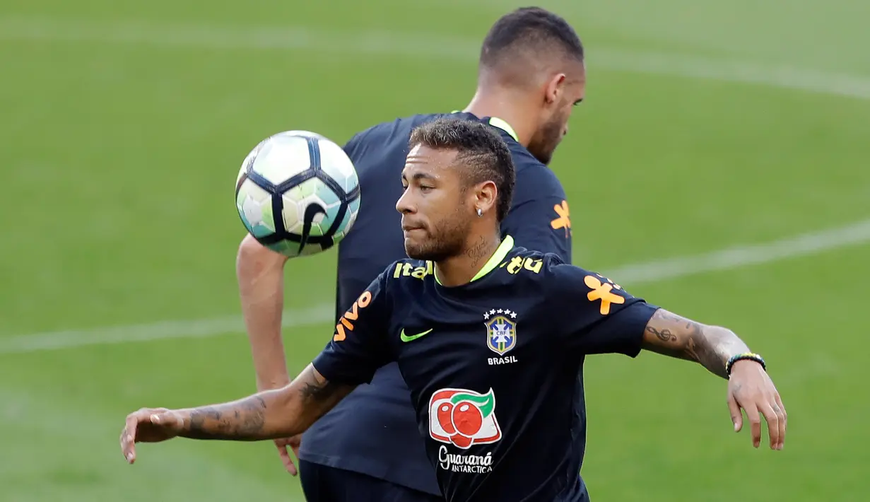 Penyerang Brasil, Neymar Jr berusaha mengontrol bola saat mengikuti sesi latihan di Porto Alegre, Brasil, (29/8). Brasil akan menghadapi Ekuador dalam pertandingan sepak bola kualifikasi Piala Dunia 2018 pada 31 Agustus. (AP Photo / Andre Penner)