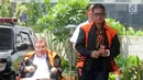 Bupati nonaktif Mesuji Khamami (kanan) dan Dirut PT Wijaya Kusuma Emindo (WKE) Budi Suharto tiba di Gedung KPK, Jakarta, Senin (11/2). Khamami diperiksa sebagai tersangka terkait dugaan menerima suap proyek infrastruktur. (Merdeka.com/Dwi Narwoko)