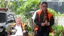 Bupati nonaktif Mesuji Khamami (kanan) dan Dirut PT Wijaya Kusuma Emindo (WKE) Budi Suharto tiba di Gedung KPK, Jakarta, Senin (11/2). Khamami diperiksa sebagai tersangka terkait dugaan menerima suap proyek infrastruktur. (Merdeka.com/Dwi Narwoko)