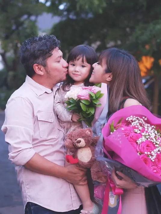 Gading Marten merayakan momen Valentine bersama Gempi dan Gisella Anastasia. (Foto: instagram.com/gadiiing)