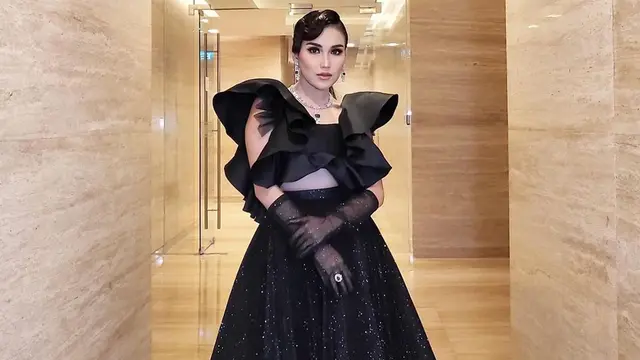 Pesona Ayu Ting Ting dengan Outfit Hitam, Tampil Menawan