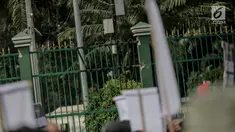 Kondisi pagar Gedung DPR yang dirusak dan dijebol massa aksi mahasiswa, Jakarta, Selasa (24/9/2019). Bagian pagar itu sebelumnya rusak massa aksi mahasiswa yang menolak revisi UU KPK dan RUU KUHP. (Liputan6.com/Faizal Fanani)