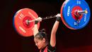Windy memang sudah bersaing masuk tiga besar sejak angkatan snatch. Mendapat tiga kesempatan, ia memiliki angkatan terbaik 84 kg dan menempati posisi keempat. (Foto: AFP/Vicenzo Pinto)