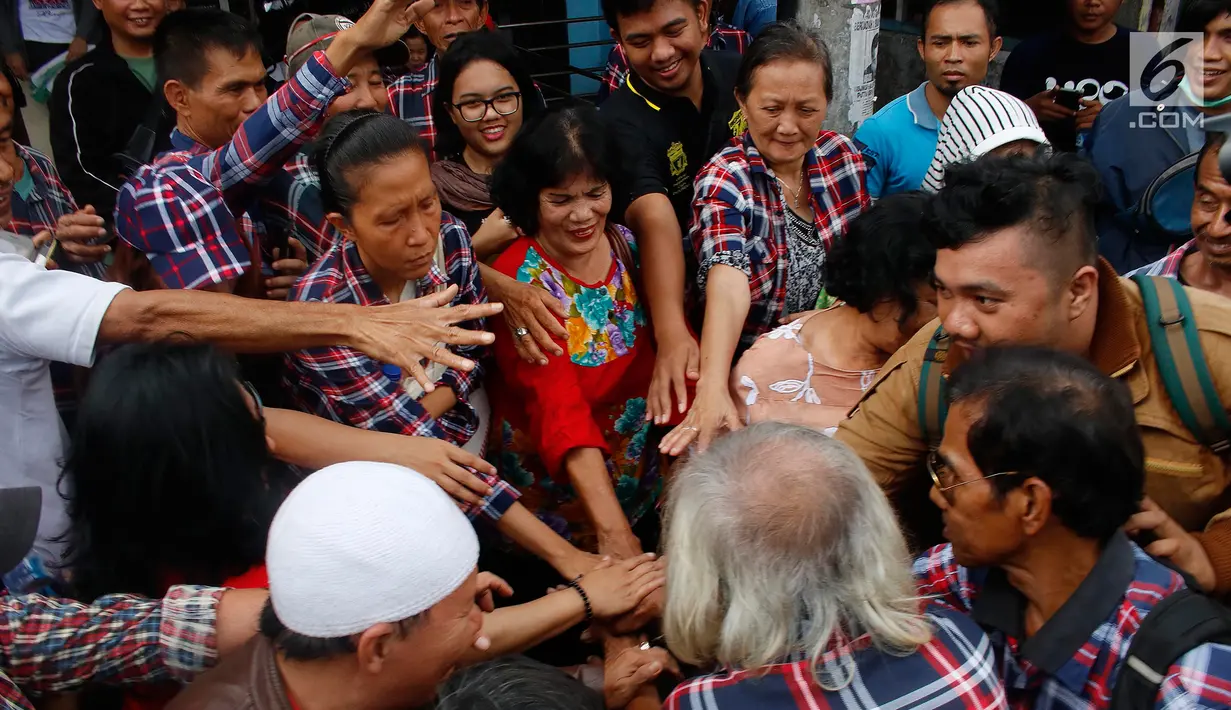 Pendukung berkumpul jelang dibebaskannya Basuki Tjahaja Purnama atau Ahok di Mako Brimob, Kelapa Dua, Depok, Jawa Barat, Kamis (24/1). Tidak diketahui di mana Ahok beristirahat setelah keluar dari Mako Brimob. (Liputan6.com/Herman Zakharia)