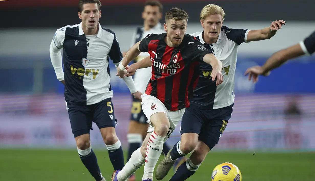 Gelandang AC Milan, Alexis Saelemaekers (kiri), berebut bola dengan gelandang Sampdoria, Morten Thorsby, dalam laga lanjutan Liga Italia 2020/21 pekan ke-10 di Luigi Ferraris Stadium, Minggu (6/12/2020). AC Milan menang 2-1 atas Sampdoria. (LaPresse via AP/Tano Pecoraro)