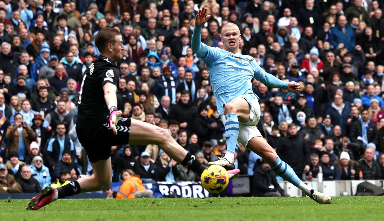 Pemain Manchester City, Erling Haaland, mencetak gol ke gawang Everton pada laga Premier League 2023/2024 pekan 24 di Stadion Etihad, Sabtu (10/2/2024). City menang dengan skor 2-0. (AFP/Darren Staples)