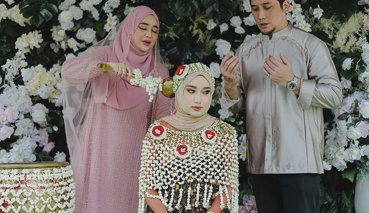 Begitupun saat siraman, Cindy tampil dengan pakaian serba pink sambil mengguyurkan air siraman kepada sang putri yang akan menikah. @nandito_photography