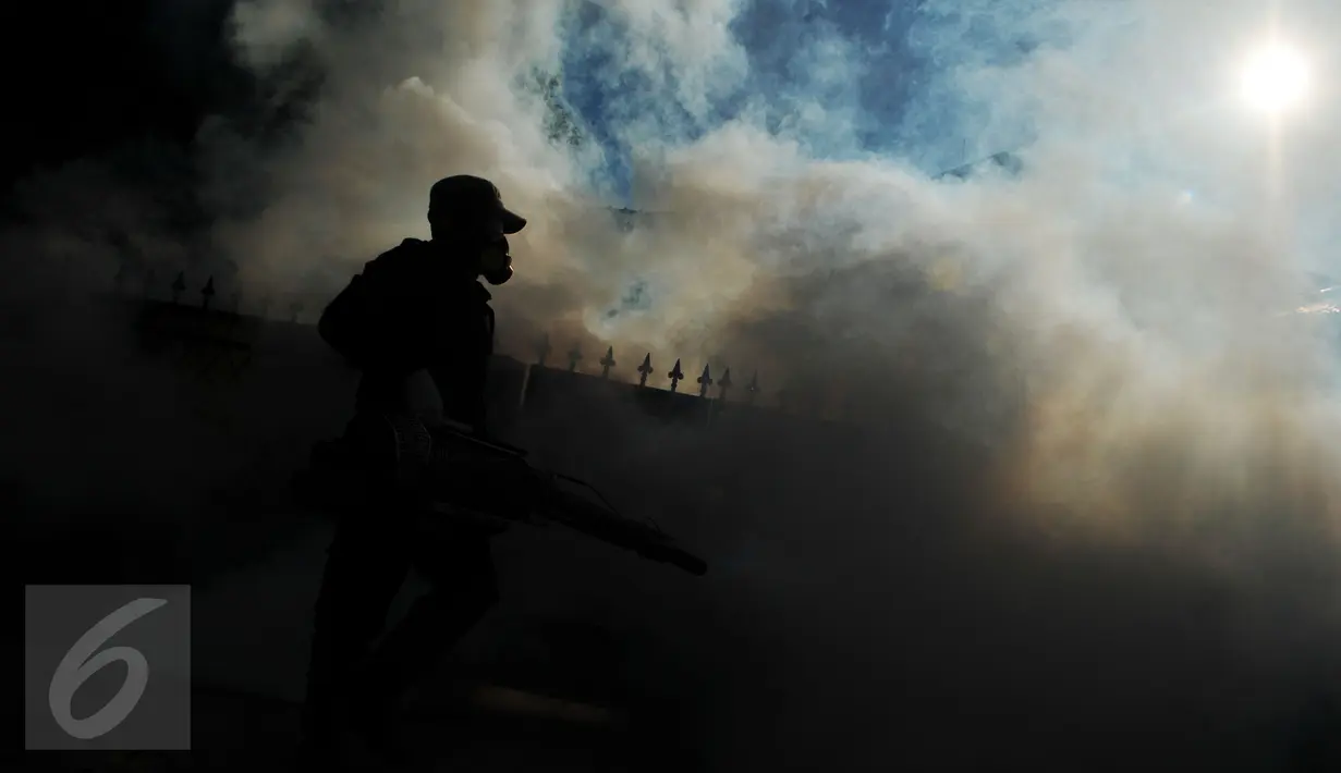 Seorang petugas melakukan fogging atau pengasapan di kawasan Kebayoran Baru, Jakarta, Selasa (9/2). Pengasapan untuk mencegah meluasnya wabah penyakit Demam Berdarah Dengue (DBD) yang kerap muncul pada masa pancaroba. (Liputan6.com/Gempur M Surya)