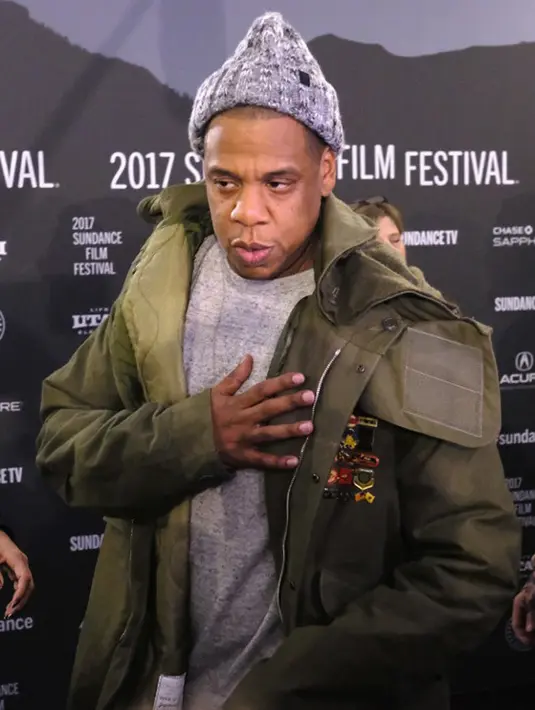 Terlihat saat Blue Ivy turut bergabung dengan sang ibu yang sedang sesi pemotretan memamerkan perut buncitnya. Di dalam foto, Blue terlihat sedang mencium perut ibunya yang berkonsep bunga-bunga. (AFP/Bintang.com)